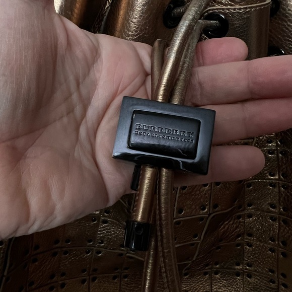 Authentic Burberry Gold Bag size large - Picture 7 of 8